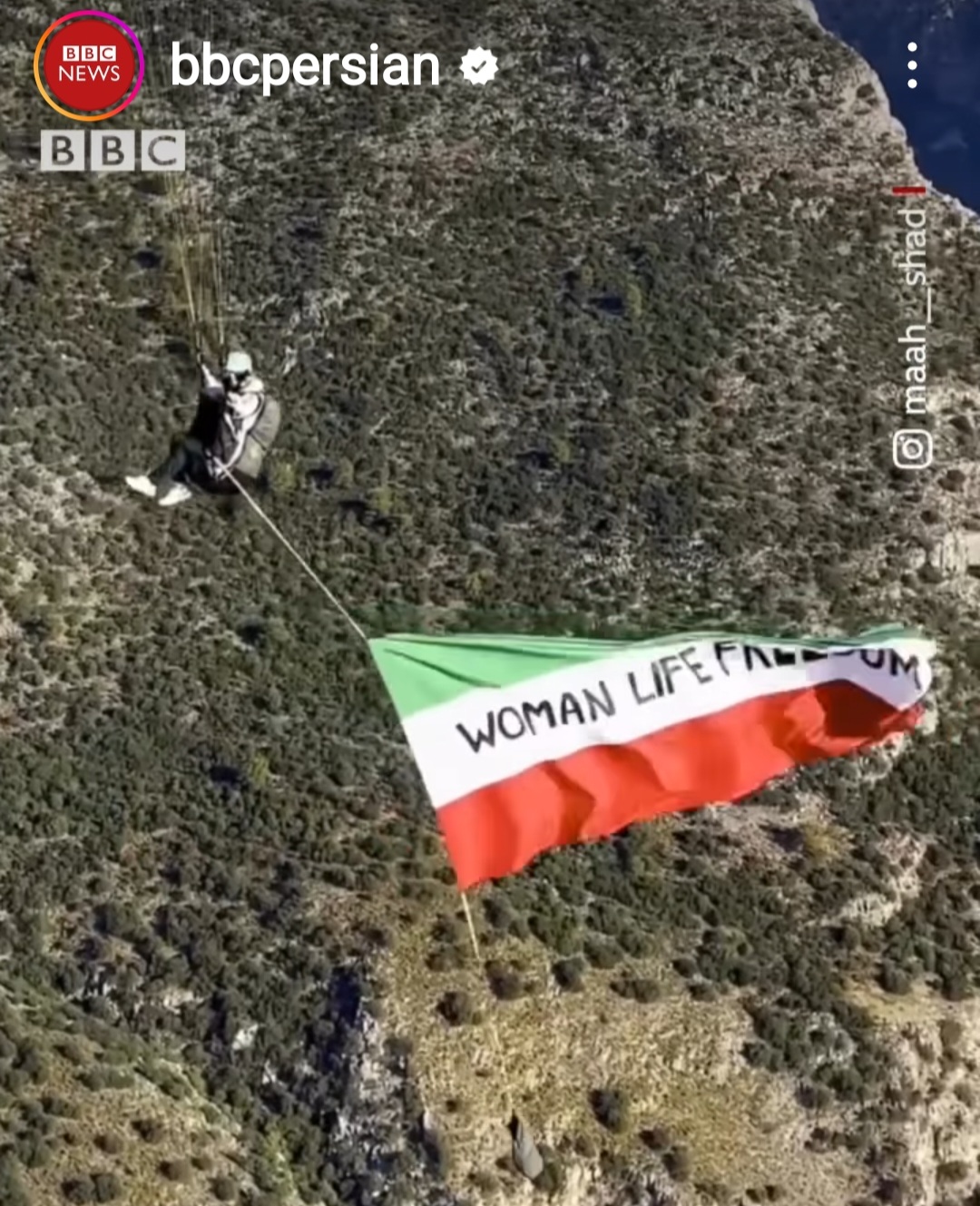 < '여성, 삶, 자유'가 쓰여진 이란 국기 행글라이딩 - 출처: BBC Persian 인스타그램 계정(@bbcpersian) >