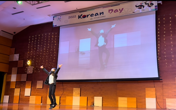 JIKS 3학년 정아림 학생의 K-Pop 댄스("ThatThat")(사진: 통신원 촬영)