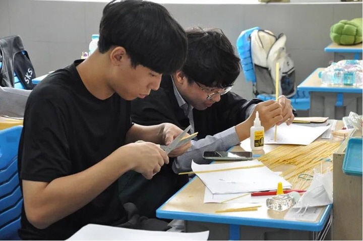 상하이한국학교 학생들이 스파게티 면을 이용해 다리를 만들기 위해 설계하고 있다.