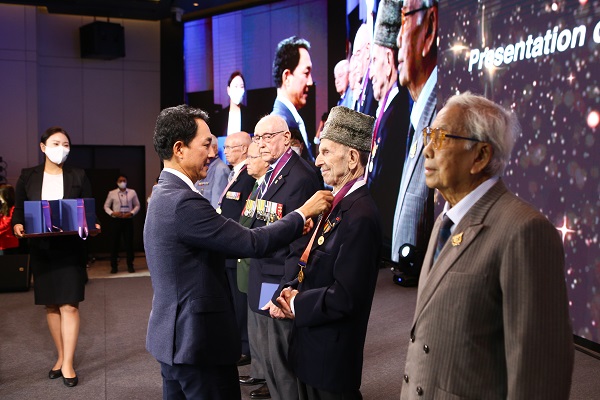 박민식 국가보훈처장이 지난달 30일 한국을 찾은 유엔참전용사들에게 평화의 사도메달을 수여하고 있다. (사진=국가보훈처)