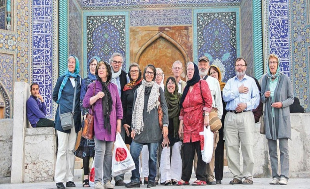 < 이란을 찾은 외국 관광객들이 관광을 하는 모습 - 출처: 테헤란 타임즈 >