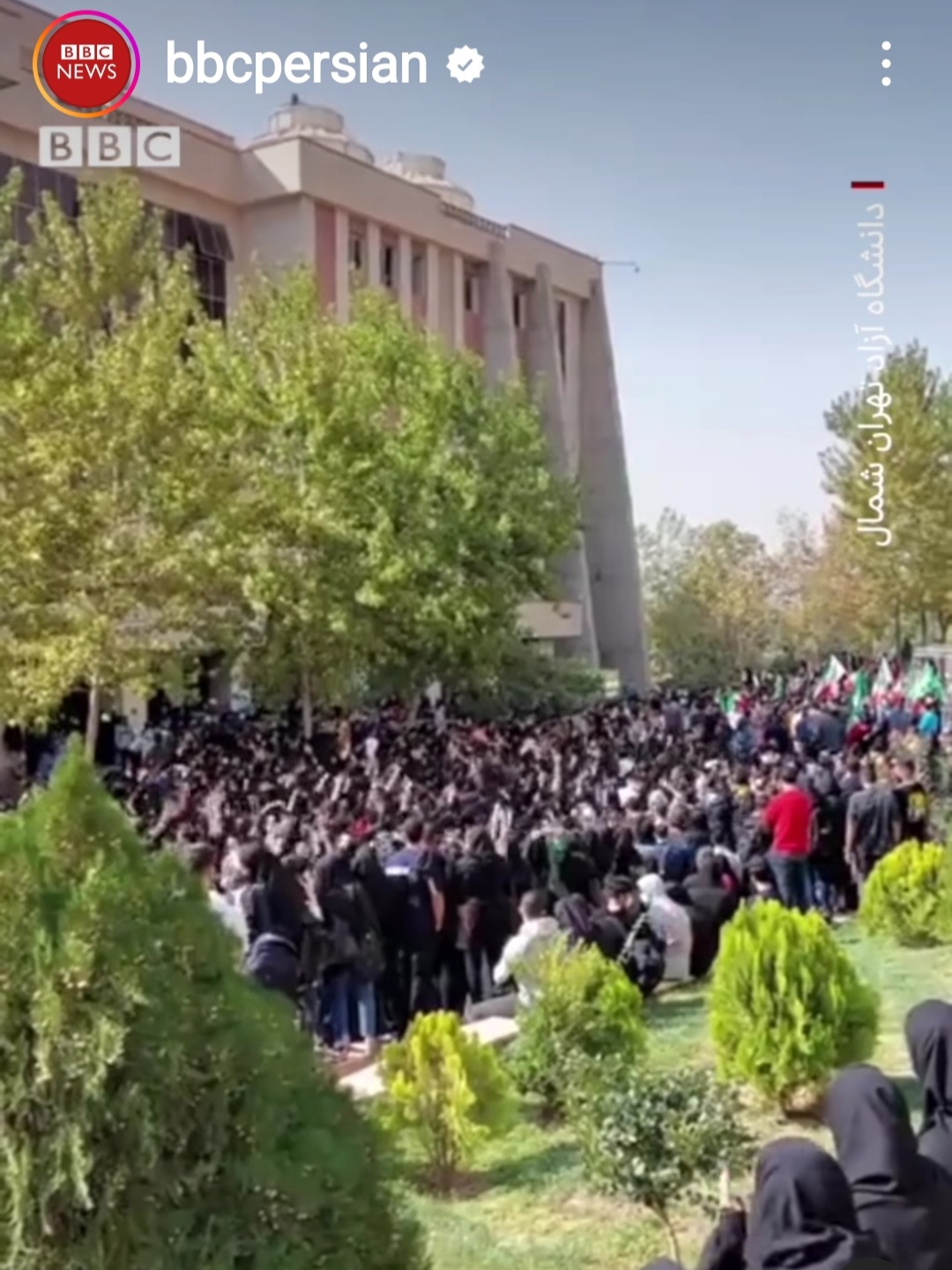 < 이란 사람들이 시위를 하고 있는 모습 - 출처: BBC Persian 인스타그램 계정(@bbcpersian) >