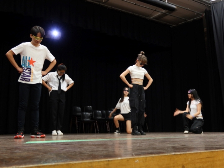 9학년 학생들의 K-Pop 공연