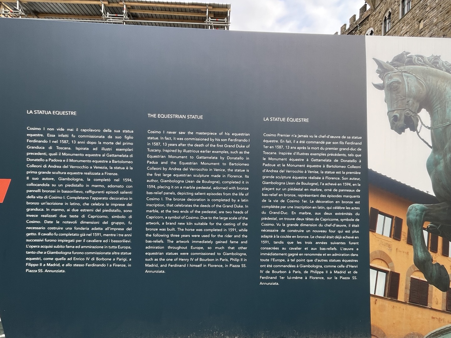 < 시뇨리아 광장에 있는 '코시모 1세 기마상' 복원 현장 펜스 - 출처: 통신원 촬영 >
