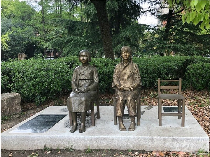 2019년에 상하이사범대학교에 설치된 "한중 평화의 소녀상". 대한민국임시정부 설립 100주년을 기념해 한국과 중국의 작가들이 함께 제작했다.