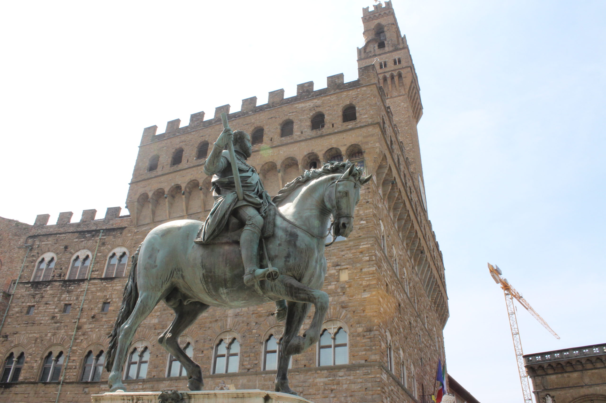 < '코시모 1세 기마상'의 모습, 조각상 뒷편에 베키오 궁전이 보인다 - 출처: 피렌체 복원사업 공식 홈페이지 > 