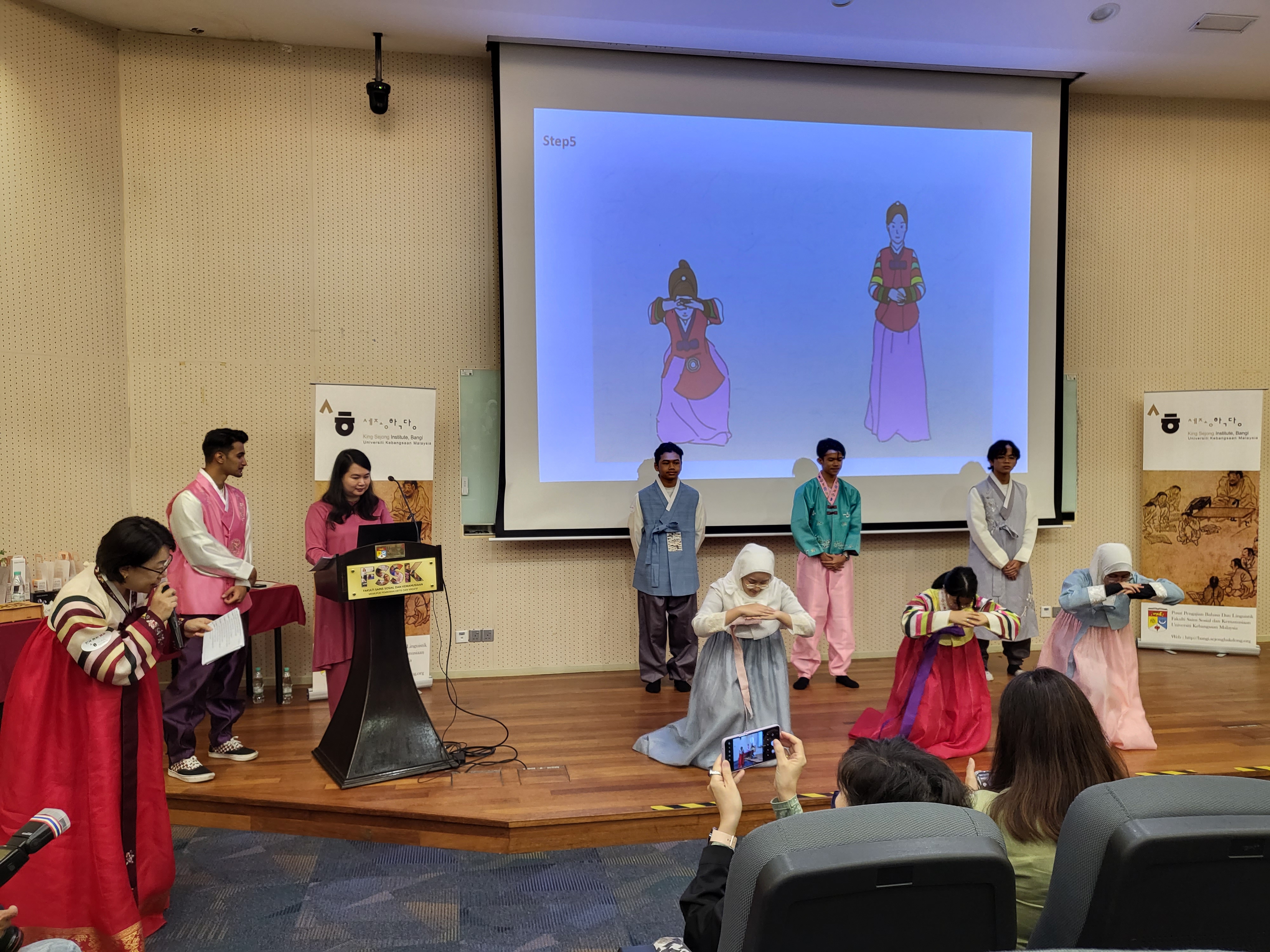 < 한복을 입고 한국의 전통문화를 배우며 즐거워하는 참가자들의 모습 - 출처: 통신원 촬영 >