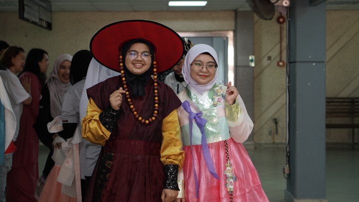 < 한복을 입고 한국의 전통문화를 배우며 즐거워하는 참가자들의 모습 - 출처: 통신원 촬영 >