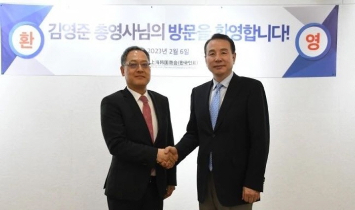 김영준 총영사(좌)와 이준용 상하이한국상회 회장(우)