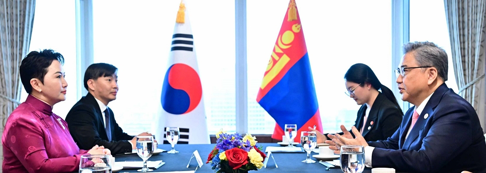 2.15.(수) 오후 '바트뭉흐 바트체첵(Batmunkh Battsetseg)' 몽골 외교부 장관과 회담