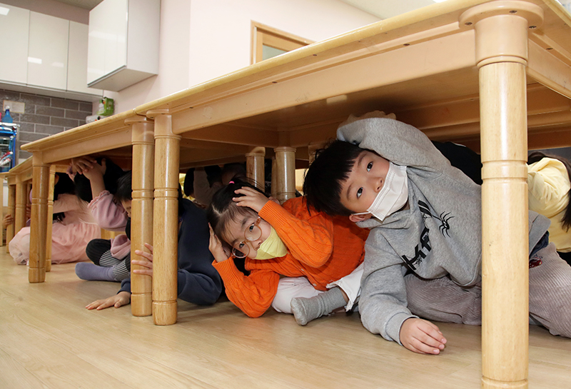 지난 9일 오전 광주 북구청 직장어린이집에서 아이들이 지진 대응 안전 훈련을 하고 있다. (사진=저작권자(c) 연합뉴스, 무단 전재-재배포 금지)