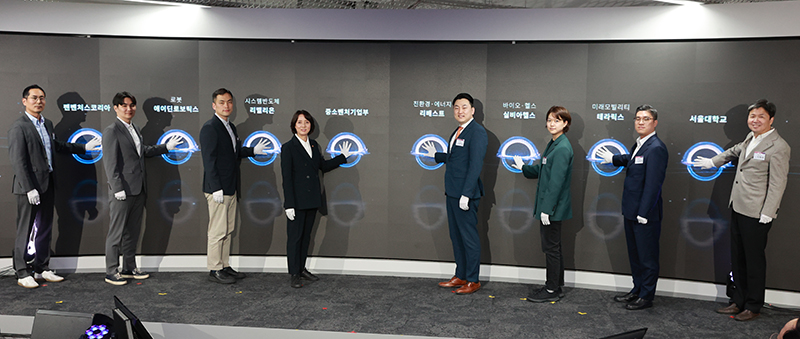이영 중기부 장관(왼쪽에서 네번째)이 10일 서울 강남구 팁스타운 팁스홀에서 열린 초격차 프로젝트 출정식에 참석, 초격차 프로젝트 BI 선포식 세리머니를 하고 있다.(사진=중기부)