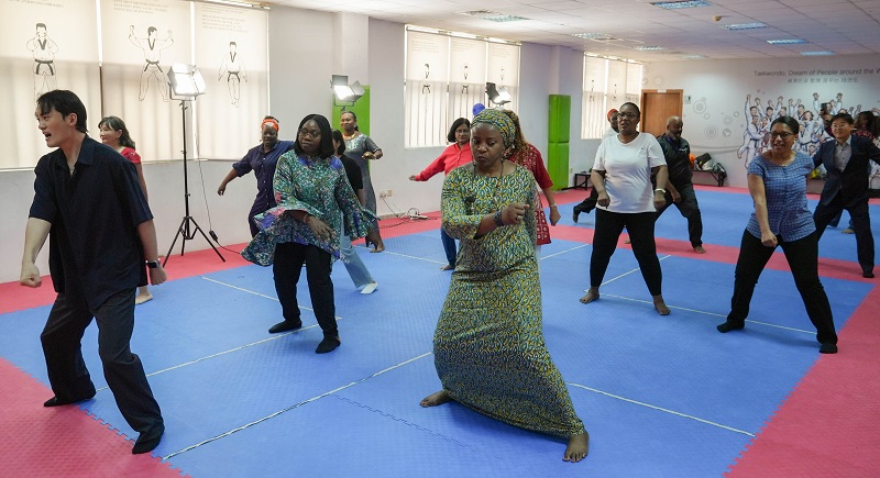 K팝 댄스를 배우고 있는 모습.(사진=나이지리아 문화원)
