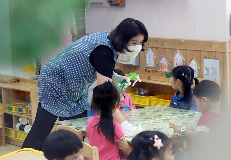 광주 북구청 어린이집에서 보육교사가 어린이들의 급식 전 식탁을 소독하고 있다. (사진=저작권자(c) 연합뉴스, 무단 전재-재배포 금지)