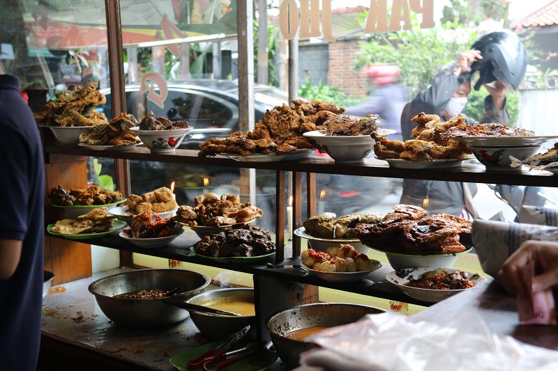 인도네시아 자카르타 남부의 한 식당에 진열돼 있는 음식의 모습. 2021. 1. 21.(사진=저작권자(c) 연합뉴스, 무단 전재-재배포 금지)