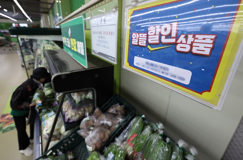 서울시내 한 대형마트의 할인 매대에서 시민들이 농산물을 고르고 있다. 2023.10.5. (ⓒ뉴스1, 무단 전재-재배포 금지)
