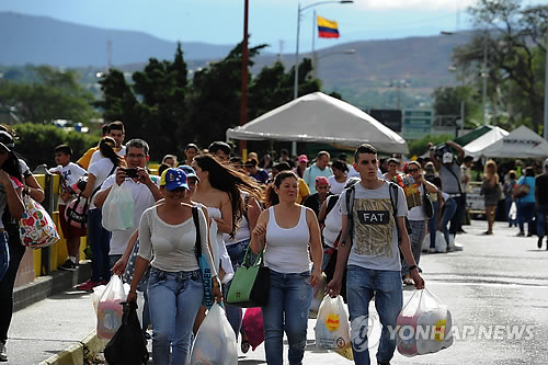 '생필품난' 베네수엘라 국가공급계획 수립…군부가 식품 등 유통
