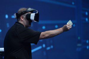 인텔, 올인원 VR 기기 '알로이 프로젝트' 선 보여
