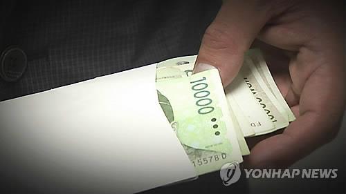 '뒷돈·수사자료 유출' 수사관 2심서 징역 5년으로 감형